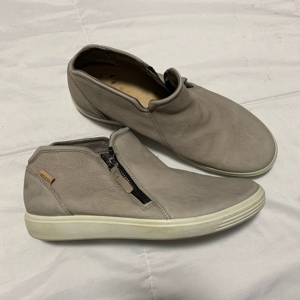 Women’s size 9 Gray Ecco Booties Used Condition but lots of life!